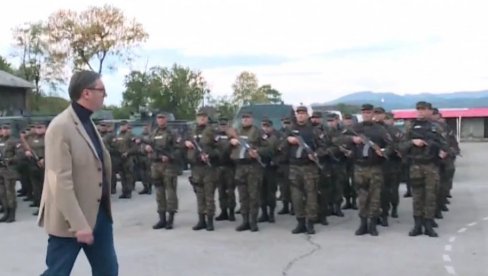 VUČIĆ OBIŠAO KASARNU U KRALJEVU: Pripadnici Žandarmerije otpevali Hriste Bože, predsednik poručio da budu spremni VUČIĆ OBIŠAO KASARNU U KRALJEVU: Pripadnici Žandarmerije otpevali Hriste Bože, predsednik poručio da budu spremni