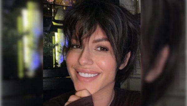 ВРЕЛА СЕКА УСИЈАЛА ДРУШТВЕНЕ МРЕЖЕ: Само у пешкиру, показала линију са 10кг мање, коментари пљуште ВРЕЛА СЕКА УСИЈАЛА ДРУШТВЕНЕ МРЕЖЕ: Само у пешкиру, показала линију са 10кг мање, коментари пљуште