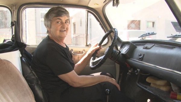 СТОЈАНА ВЕРНА ФИЋИ 40 ГОДИНА: Пензионерка из Нове Вароши права атракција за воланом СТОЈАНА ВЕРНА ФИЋИ 40 ГОДИНА: Пензионерка из Нове Вароши права атракција за воланом