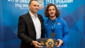 ПРИЈЕМ У ГРАДСКОЈ КУЋИ ЗА СВЕТСКОГ ПРВАКА: Зураб Датунашвили са челницима Зрењанина ПРИЈЕМ У ГРАДСКОЈ КУЋИ ЗА СВЕТСКОГ ПРВАКА: Зураб Датунашвили са челницима Зрењанина