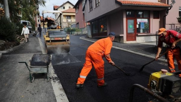 ЗАВРШЕНО АСФАЛТИРАЊЕ ЈУГ БОГДАНОВЕ: У Ужицу реконструкција вредна 15 милиона динара ЗАВРШЕНО АСФАЛТИРАЊЕ ЈУГ БОГДАНОВЕ: У Ужицу реконструкција вредна 15 милиона динара