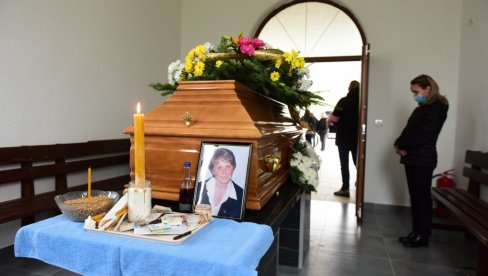 СВЕЋА, ЖИТО И ФОТОГРАФИЈА: Пријатељи и породица се опраштају од Вере која је преминула усред хаоса на КиМ СВЕЋА, ЖИТО И ФОТОГРАФИЈА: Пријатељи и породица се опраштају од Вере која је преминула усред хаоса на КиМ