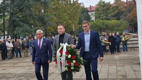 VENCI NA SPOMENIK PALIM BORCIMA: Dan oslobođenja Obrenovca u Drugom svetskom ratu VENCI NA SPOMENIK PALIM BORCIMA: Dan oslobođenja Obrenovca u Drugom svetskom ratu