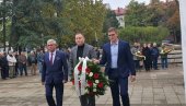 ВЕНЦИ НА СПОМЕНИК ПАЛИМ БОРЦИМА: Дан ослобођења Обреновца у Другом светском рату ВЕНЦИ НА СПОМЕНИК ПАЛИМ БОРЦИМА: Дан ослобођења Обреновца у Другом светском рату