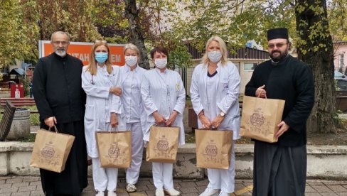 DAROVI S MOLITVENIM ŽELJAMA ZA OZDRAVLJENJE: Dobrotvorna ustanova Eparhije bačke poklonila paketiće mališanima u Dečjoj bolnici DAROVI S MOLITVENIM ŽELJAMA ZA OZDRAVLJENJE: Dobrotvorna ustanova Eparhije bačke poklonila paketiće mališanima u Dečjoj bolnici