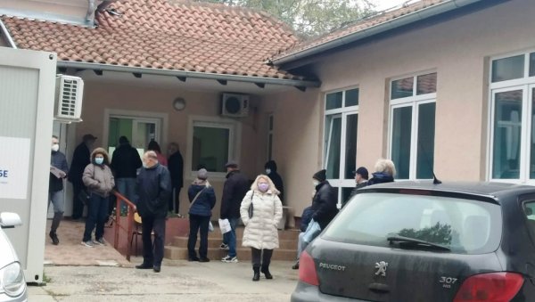 У ПАРАЋИНУ ЈУЧЕ ПОЗИТИВНО ДЕВЕТОРО ДЕЦЕ: Ковид-амбуланта Дома здравља евидентирала још 44 новозаражених У ПАРАЋИНУ ЈУЧЕ ПОЗИТИВНО ДЕВЕТОРО ДЕЦЕ: Ковид-амбуланта Дома здравља евидентирала још 44 новозаражених