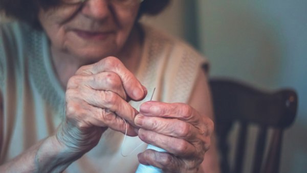 ПОСЛЕ ПЕТ ГОДИНА РЕУМА ТЕРА У ПЕНЗИЈУ: Око 70.000 одраслих у Србији болује од хроничног артритиса, а међу оболелима многи су у трећем добу ПОСЛЕ ПЕТ ГОДИНА РЕУМА ТЕРА У ПЕНЗИЈУ: Око 70.000 одраслих у Србији болује од хроничног артритиса, а међу оболелима многи су у трећем добу