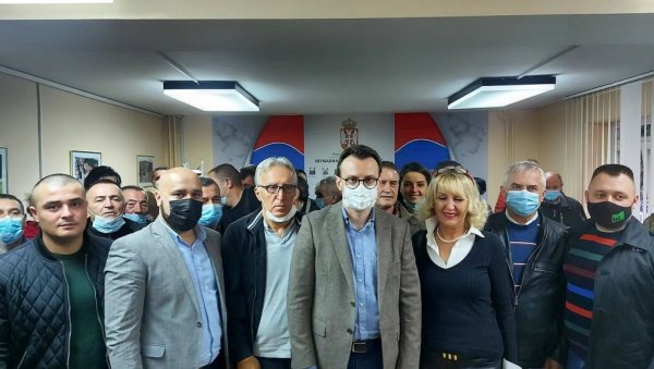 ДА У НЕДЕЉУ ОДБРАНИМО СВАКИ ПЕДАЉ НАШЕГ: Петковић обишао расељене у Крагујевцу ДА У НЕДЕЉУ ОДБРАНИМО СВАКИ ПЕДАЉ НАШЕГ: Петковић обишао расељене у Крагујевцу