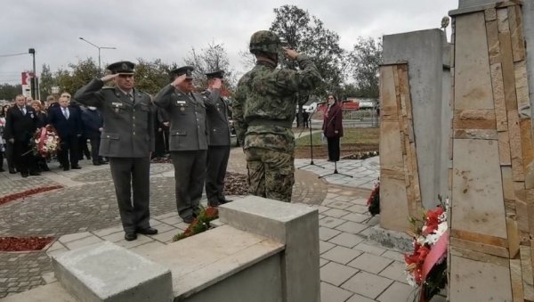 ПОЛОЖЕНИ ВЕНЦИ ЗА РУСКУ БРАЋУ: На Дан ослобођења Крушевца у Другом светском рату откривено обновљено обележје Црвеноармејцима (ФОТО) ПОЛОЖЕНИ ВЕНЦИ ЗА РУСКУ БРАЋУ: На Дан ослобођења Крушевца у Другом светском рату откривено обновљено обележје Црвеноармејцима (ФОТО)