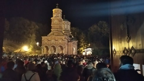 ВЕРНИЦИ СЕ МОЛЕ КРАЈ ЛЕКОВИТОГ ИЗВОРА: Ноћ уочи Покрова Пресвете Богородице у познатом манастиру у Ђунису (ФОТО) ВЕРНИЦИ СЕ МОЛЕ КРАЈ ЛЕКОВИТОГ ИЗВОРА: Ноћ уочи Покрова Пресвете Богородице у познатом манастиру у Ђунису (ФОТО)