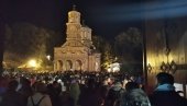 VERNICI SE MOLE KRAJ LEKOVITOG IZVORA: Noć uoči Pokrova Presvete Bogorodice u poznatom manastiru u Đunisu (FOTO)