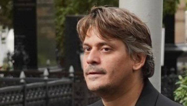 ЛАЋА О ГУБИТКУ БРАТА И МАЈКЕ И ОДРАСТАЊУ С КУЋНОМ ПОМОЋНИЦОМ: Правио сплетке естрадним личностима - Живот иде даље ЛАЋА О ГУБИТКУ БРАТА И МАЈКЕ И ОДРАСТАЊУ С КУЋНОМ ПОМОЋНИЦОМ: Правио сплетке естрадним личностима - Живот иде даље