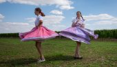 ИЗЛОЖБА У ЗРЕЊАНИНУ: Традиција села Војводине кроз фотографије (ФОТО) ИЗЛОЖБА У ЗРЕЊАНИНУ: Традиција села Војводине кроз фотографије (ФОТО)