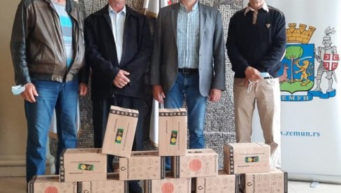 DONIRALI 50 KILOGRAMA MEDA KOVID BOLNICAMA: Poklon udruženja pčelara iz Batajnice DONIRALI 50 KILOGRAMA MEDA KOVID BOLNICAMA: Poklon udruženja pčelara iz Batajnice