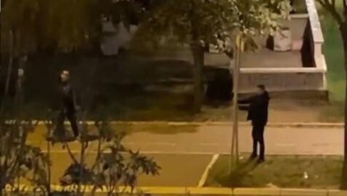 VANDALIZAM NA NOVOM BEOGRADU: Internetom kruži snimak mladića koji su pokušali da iščupaju znak iz zemlje (VIDEO) VANDALIZAM NA NOVOM BEOGRADU: Internetom kruži snimak mladića koji su pokušali da iščupaju znak iz zemlje (VIDEO)