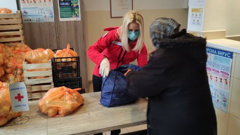 ЈАБУКЕ КОРИСНИЦИМА НАРОДНЕ КУХИЊЕ: У Новом Саду обележен Светски дан борбе против сиромаштва ЈАБУКЕ КОРИСНИЦИМА НАРОДНЕ КУХИЊЕ: У Новом Саду обележен Светски дан борбе против сиромаштва