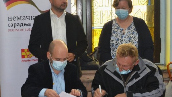ПЛАСТЕНИЦИ ЗА СОЦИЈАЛНО УГРОЖЕНЕ ПОРОДИЦЕ: Шанса за зараду, подршка хуманитарне организације АСБ пољопривредницима из Крушевца ПЛАСТЕНИЦИ ЗА СОЦИЈАЛНО УГРОЖЕНЕ ПОРОДИЦЕ: Шанса за зараду, подршка хуманитарне организације АСБ пољопривредницима из Крушевца