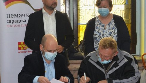 PLASTENICI ZA SOCIJALNO UGROŽENE PORODICE: Šansa za zaradu, podrška humanitarne organizacije ASB poljoprivrednicima iz Kruševca PLASTENICI ZA SOCIJALNO UGROŽENE PORODICE: Šansa za zaradu, podrška humanitarne organizacije ASB poljoprivrednicima iz Kruševca