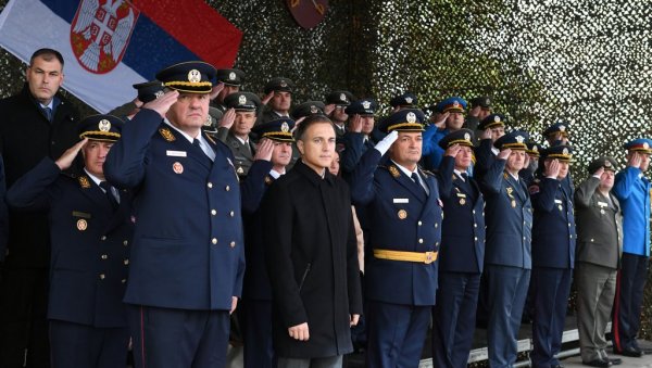 ПРОМОЦИЈА НОВИХ ПОДОФИЦИРА: Министар Стефановић поручио - Ви сте кичма Војске Србије ПРОМОЦИЈА НОВИХ ПОДОФИЦИРА: Министар Стефановић поручио - Ви сте кичма Војске Србије