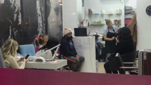 NEOBIČNA SLIKA U BEOGRADSKOM SALONU LEPOTE: Muškarac među ženama kod frizera, da li mu je ovo peškir na glavi, ili nekog čeka? NEOBIČNA SLIKA U BEOGRADSKOM SALONU LEPOTE: Muškarac među ženama kod frizera, da li mu je ovo peškir na glavi, ili nekog čeka?