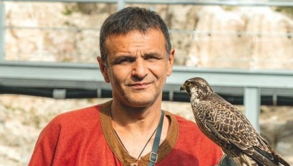 ЈОВИЧИНА ФЛОТА СТРАХ И ТРЕПЕТ ЗА ФАЗАНЕ И ЗЕЧЕВЕ: Једини соколар у Браничевском округу са својим птицама лови на традиционални начин ЈОВИЧИНА ФЛОТА СТРАХ И ТРЕПЕТ ЗА ФАЗАНЕ И ЗЕЧЕВЕ: Једини соколар у Браничевском округу са својим птицама лови на традиционални начин