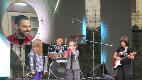 ЂАЦИ ПРАШЕ РОК ХИТОВЕ: Нови талас у осмолетки Бранко Радичевић из Оџака ЂАЦИ ПРАШЕ РОК ХИТОВЕ: Нови талас у осмолетки Бранко Радичевић из Оџака