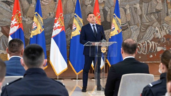 МИНИСТАР ВУЛИН СТУДЕНТИМА КПУ И ПОЛАЗНИЦИМА ЦОПО: Служити Србији, служити народу, служити идеалу правде је награда сама по себи (ФОТО) МИНИСТАР ВУЛИН СТУДЕНТИМА КПУ И ПОЛАЗНИЦИМА ЦОПО: Служити Србији, служити народу, служити идеалу правде је награда сама по себи (ФОТО)