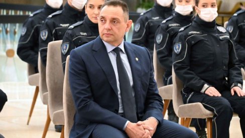 ВУЛИН ЧЕСТИТАО СНС-У: Победа је још једна порука грађана да Александар Вучић мора да се кандидује за председника Србије! ВУЛИН ЧЕСТИТАО СНС-У: Победа је још једна порука грађана да Александар Вучић мора да се кандидује за председника Србије!
