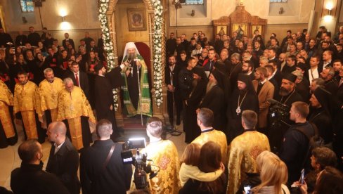 DOČEKALI GA BROJNI VERNICI: Patrijarh Porfirije prvi put u Sarajervu (FOTO) DOČEKALI GA BROJNI VERNICI: Patrijarh Porfirije prvi put u Sarajervu (FOTO)