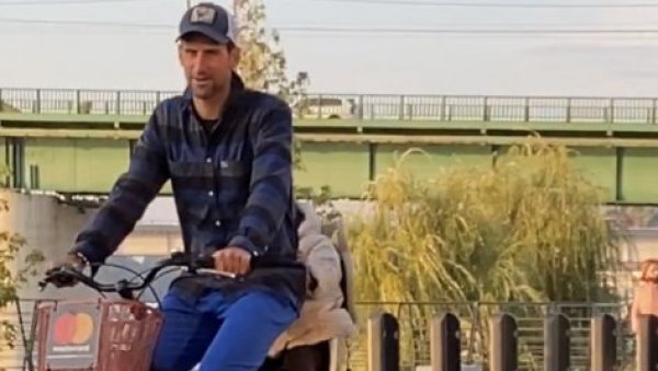 НОВАК ЂОКОВИЋ ИЗНЕНАДИО ШЕТАЧЕ КРАЈ САВЕ: Најбољи тенисер света у друштву супруге и деце возио бицикл поред београдске Бетон хале (ВИДЕО) НОВАК ЂОКОВИЋ ИЗНЕНАДИО ШЕТАЧЕ КРАЈ САВЕ: Најбољи тенисер света у друштву супруге и деце возио бицикл поред београдске Бетон хале (ВИДЕО)