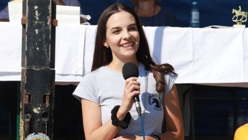 ЈОВАНА И ЈЕЛЕНА МЛАДЕ НАДЕ КОЊИЧКОГ СПОРТА: На кикиндском хиподрому готово све очи упрте у две девојке ЈОВАНА И ЈЕЛЕНА МЛАДЕ НАДЕ КОЊИЧКОГ СПОРТА: На кикиндском хиподрому готово све очи упрте у две девојке