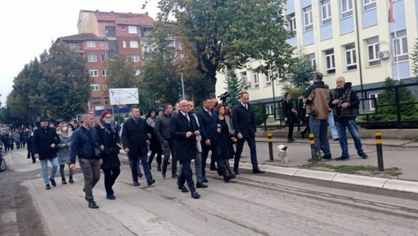 РЕКОРДАН ОДАЗИВ У ЗВЕЧАНУ И СЕВЕРНОЈ МИТРОВИЦИ: На локалним изборима на КиМ у Лепосавићу гласало више од 70% грађана РЕКОРДАН ОДАЗИВ У ЗВЕЧАНУ И СЕВЕРНОЈ МИТРОВИЦИ: На локалним изборима на КиМ у Лепосавићу гласало више од 70% грађана