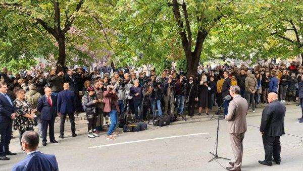 ВУЧИЋ СЕ ОБРАТИО ГРАЂАНИМА ЈАГОДИНЕ: Изградићемо путеве, нови скенер стиже у децембру (ФОТО) ВУЧИЋ СЕ ОБРАТИО ГРАЂАНИМА ЈАГОДИНЕ: Изградићемо путеве, нови скенер стиже у децембру (ФОТО)