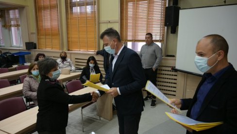 НОВАЦ ЗА САМОЗАПОШЉАВАЊЕ: Град Пирот и филијала НСЗ поделили 39 уговора НОВАЦ ЗА САМОЗАПОШЉАВАЊЕ: Град Пирот и филијала НСЗ поделили 39 уговора