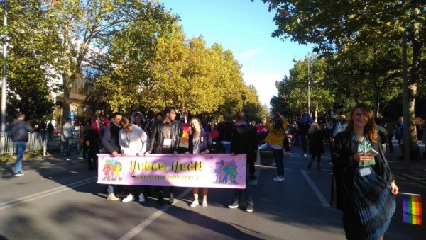 ЉУБАВ И УСКЛАЂИВАЊЕ ЗАКОНА: Девета парада поноса организована у Подгорици протекла без инцидената ЉУБАВ И УСКЛАЂИВАЊЕ ЗАКОНА: Девета парада поноса организована у Подгорици протекла без инцидената