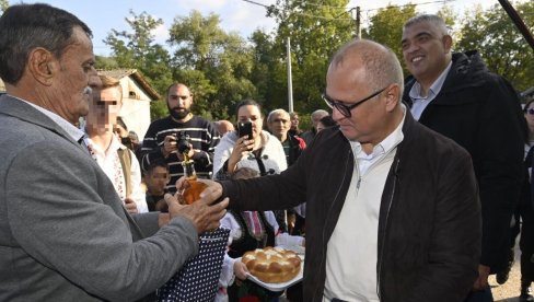 БЕОГРАД ПОБЕЂУЈЕ: Весић најавио боље водоснабдевање за насеље Сенаја БЕОГРАД ПОБЕЂУЈЕ: Весић најавио боље водоснабдевање за насеље Сенаја