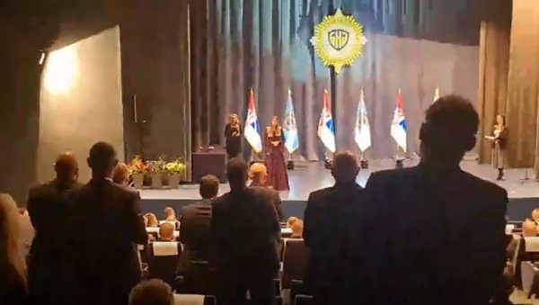 ДИРЉИВА СЦЕНА НА ПРОСЛАВИ: Вила са Кошара подигла целу БИА на ноге (ВИДЕО) ДИРЉИВА СЦЕНА НА ПРОСЛАВИ: Вила са Кошара подигла целу БИА на ноге (ВИДЕО)