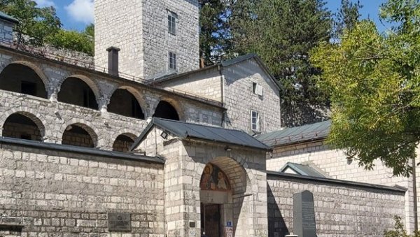 РАДУНОВИЋ ПОРУЧИО АБАЗОВИЋУ: Темељни уговор на првом месту РАДУНОВИЋ ПОРУЧИО АБАЗОВИЋУ: Темељни уговор на првом месту