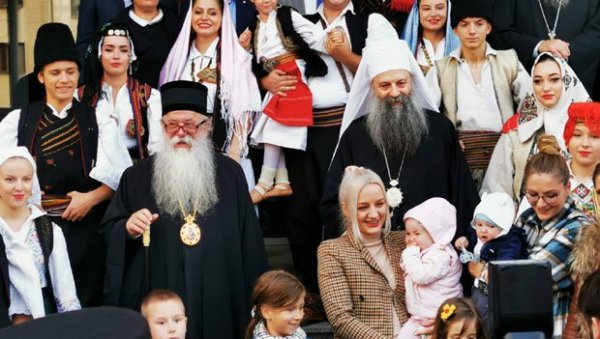 БЕЗ КРСТА НЕМА НАМ ВАСКРСЕЊА И ПОБЕДЕ: Патријарх Порфирије са одушевљењем дочекан у Источном Сарајеву (ФОТО) БЕЗ КРСТА НЕМА НАМ ВАСКРСЕЊА И ПОБЕДЕ: Патријарх Порфирије са одушевљењем дочекан у Источном Сарајеву (ФОТО)