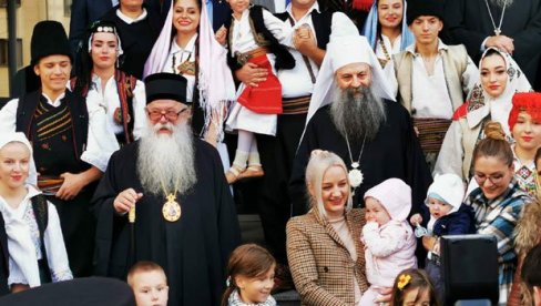 БЕЗ КРСТА НЕМА НАМ ВАСКРСЕЊА И ПОБЕДЕ: Патријарх Порфирије са одушевљењем дочекан у Источном Сарајеву (ФОТО) БЕЗ КРСТА НЕМА НАМ ВАСКРСЕЊА И ПОБЕДЕ: Патријарх Порфирије са одушевљењем дочекан у Источном Сарајеву (ФОТО)