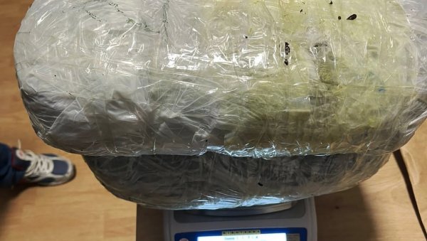 УХВАЋЕН СА ДВА КИЛОГРАМА МАРИХУАНЕ: Ухапшен док је покушавао да сакрије дрогу у напуштеном аутомобилу УХВАЋЕН СА ДВА КИЛОГРАМА МАРИХУАНЕ: Ухапшен док је покушавао да сакрије дрогу у напуштеном аутомобилу