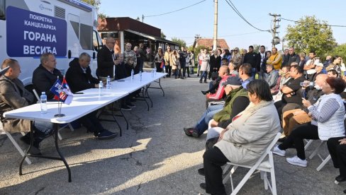 ODVOD NAJVAŽNIJI: Pokretna kancelarija Gorana Vesića stigla do sela u okolini Mladenovca ODVOD NAJVAŽNIJI: Pokretna kancelarija Gorana Vesića stigla do sela u okolini Mladenovca