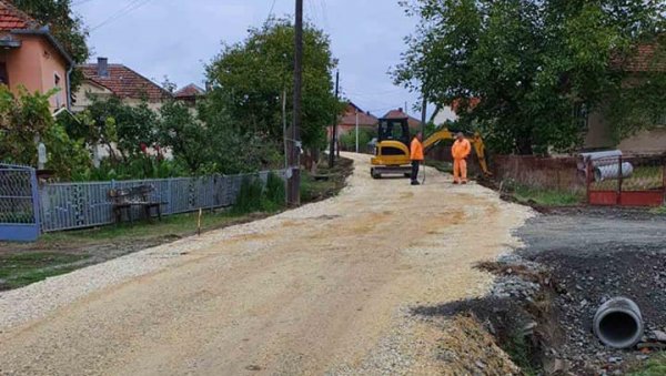 РАДИ СЕ ПУТ У КАВАДАРУ: Не престају радови у рековачкој општини РАДИ СЕ ПУТ У КАВАДАРУ: Не престају радови у рековачкој општини
