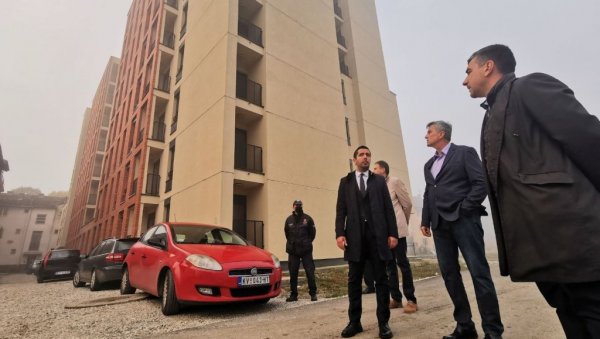 КЉУЧЕВИ ЗА БОЉИ ЖИВОТ: Почело усељење у 106 станова у новој згради старог радничког насеља у Краљеву (ФОТО) КЉУЧЕВИ ЗА БОЉИ ЖИВОТ: Почело усељење у 106 станова у новој згради старог радничког насеља у Краљеву (ФОТО)