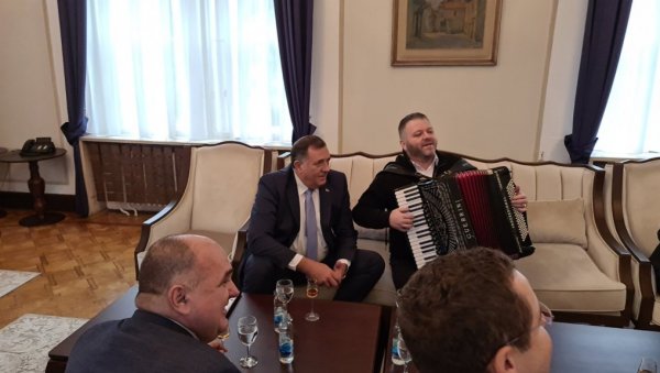 СРПКИЊА ЈЕ МЕНЕ МАЈКА РОДИЛА: Песма се ори зградом Председништва БИХ - Додик довео хармоникаше СРПКИЊА ЈЕ МЕНЕ МАЈКА РОДИЛА: Песма се ори зградом Председништва БИХ - Додик довео хармоникаше