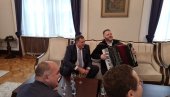 СРПКИЊА ЈЕ МЕНЕ МАЈКА РОДИЛА: Песма се ори зградом Председништва БИХ - Додик довео хармоникаше СРПКИЊА ЈЕ МЕНЕ МАЈКА РОДИЛА: Песма се ори зградом Председништва БИХ - Додик довео хармоникаше