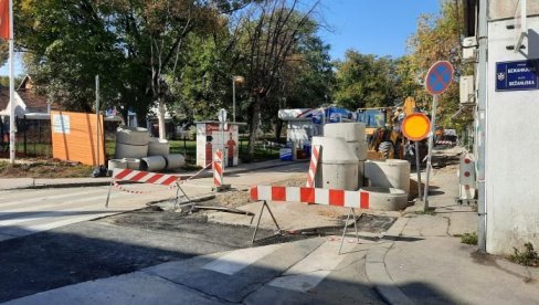 ПОСТАВЉАЈУ ЦЕВИ НА СЕЊСКОМ ТРГУ: Канализација у старом језгру Земуна ПОСТАВЉАЈУ ЦЕВИ НА СЕЊСКОМ ТРГУ: Канализација у старом језгру Земуна