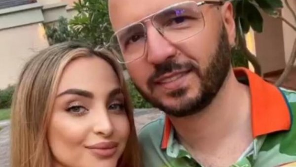 КОД ЊЕ НОВА ГОДИНА ВЕЋ СТИГЛА: Маја Беровић украсила луксузан стан, окитила три јелке и ужива у празничној еуфорији (ФОТО) КОД ЊЕ НОВА ГОДИНА ВЕЋ СТИГЛА: Маја Беровић украсила луксузан стан, окитила три јелке и ужива у празничној еуфорији (ФОТО)