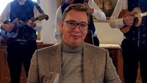 ВУЧИЋ СА МУЗИЧАРИМА: Поносан сам, нека живи пријатељство Срба и Мађара! (ФОТО) ВУЧИЋ СА МУЗИЧАРИМА: Поносан сам, нека живи пријатељство Срба и Мађара! (ФОТО)