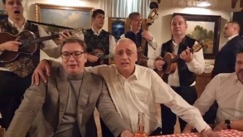 ПОГЛЕДАЈТЕ: Вучић запевао песму Тамо далеко (ВИДЕО) ПОГЛЕДАЈТЕ: Вучић запевао песму Тамо далеко (ВИДЕО)